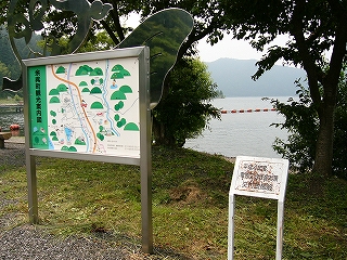 左にステンレス枠の大きな案内図と右に背のとても低い小さな白い看板。