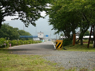 芝生と砂利のスペースからずっと向こうへと伸びる道。