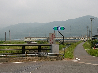 橋の欄干と遠くに419系の列車。