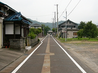 消雪装置のある細い道。遠くに駅舎が見えている。