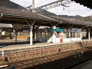 上屋下に作られた待合室。