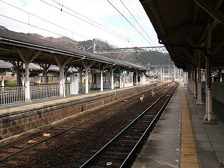 左手にホーム、中央に二線、そして立っているホーの縁。