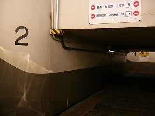 壁の白い部分に黒地で数字が書かれている。