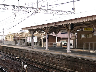 向かいのホームの上屋の終わり付近。