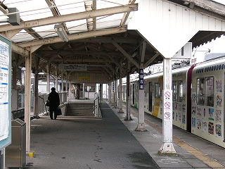 上屋の終わったところからホームを見通して。