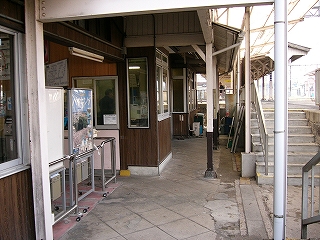 右手にホームへ上る階段、左手に有人改札口。