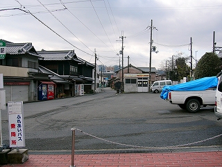 駅前の敷地を縦に見て。左手に民家の並び。