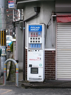 縦長の小さな自動販売機。