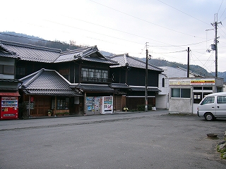 民家と駅前のアスファルトの敷地。