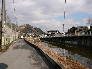 道路の縁から水面までが浅い川。